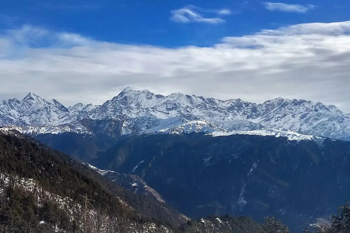 Clear-sky Himalayan views from the Brahmatal trail, typical of Brahmatal weather in October and November