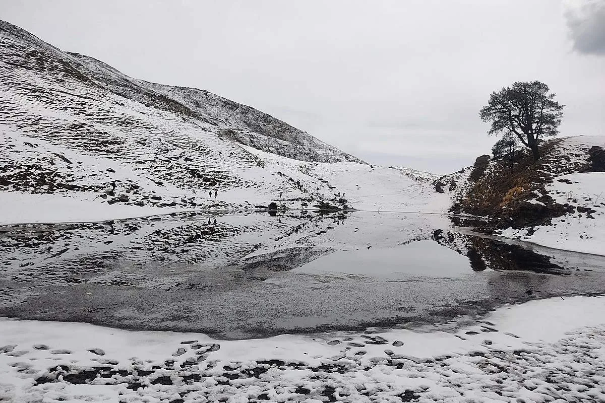 Snow around Brahmatal lake in winter, showing the snowfall season at Brahmatal