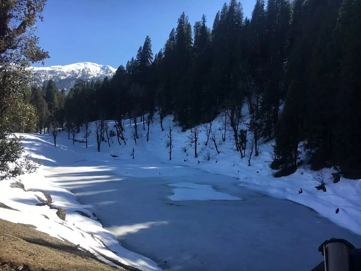 Frozen Juda Ka Talab campsite on the Kedarkantha trek, colder at night