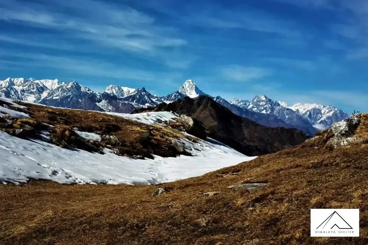 Clear blue sky over snow peaks and golden meadows, typical Kuari Pass weather in October and November