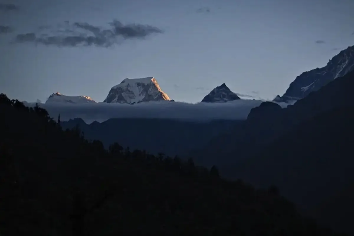 Evening light on Himalayan peaks above the Kuari Pass trail, when the temperature starts to drop fast